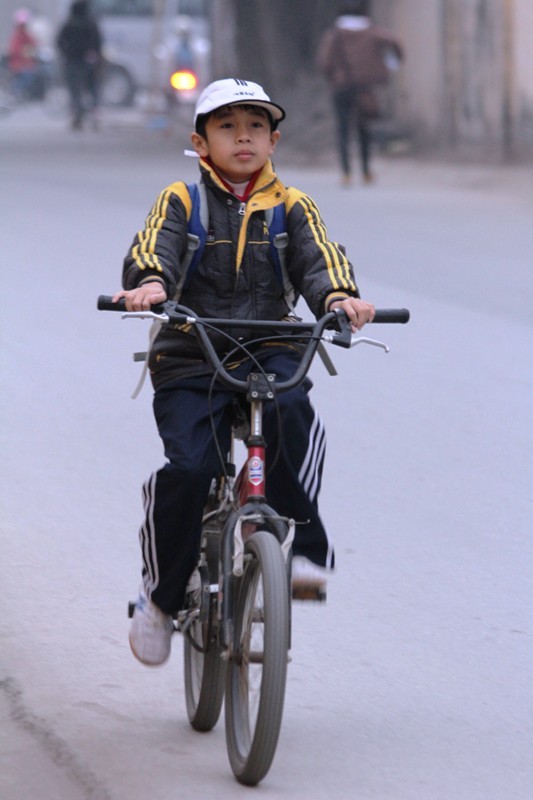 Những em bố mẹ bận vẫn có thể tự túc đi học bằng xe đạp.